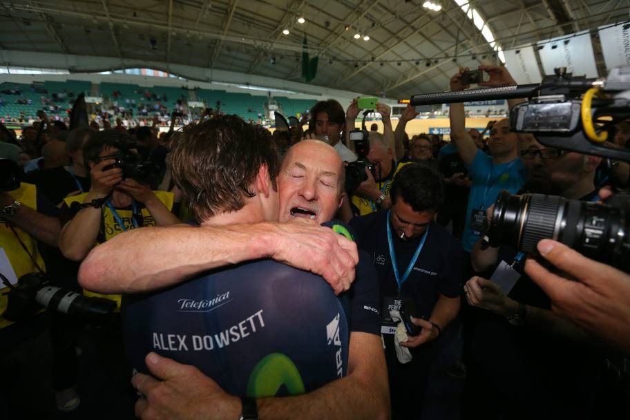 Dowset abbraccia il padre Phil al termine della fatica (Getty Images)